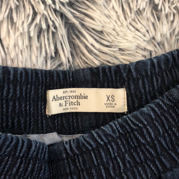 Abercrombie high waisted, elastic jean shorts (XS) - Picture 3 of 5